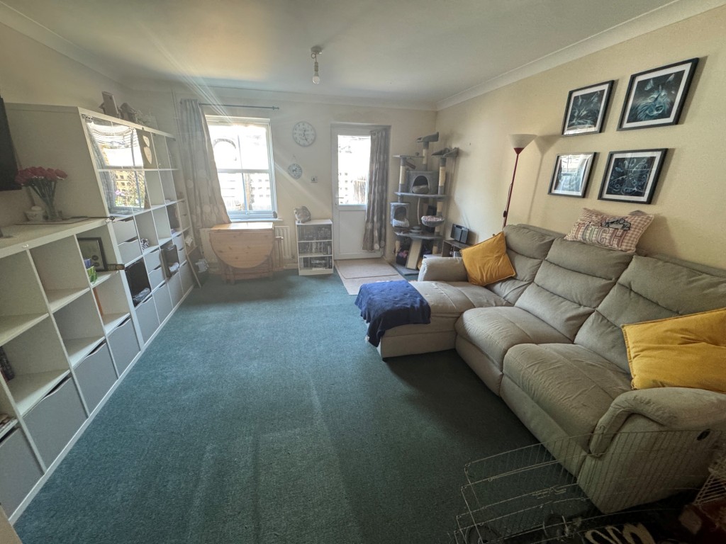 Lot: 98 - MODERN FREEHOLD TWO-BEDROOM TERRACE HOUSE FOR INVESTMENT - Living room